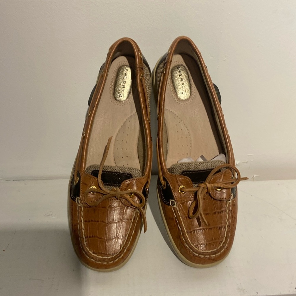 Ladies deck shoes